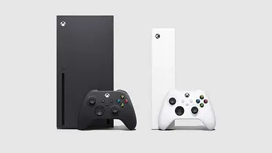 Xbox Series X und Xbox Series S mit Controllern - Foto: Xbox Press/PR