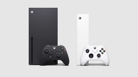 Xbox Series X und Xbox Series S mit Controllern - Foto: Xbox Press/PR