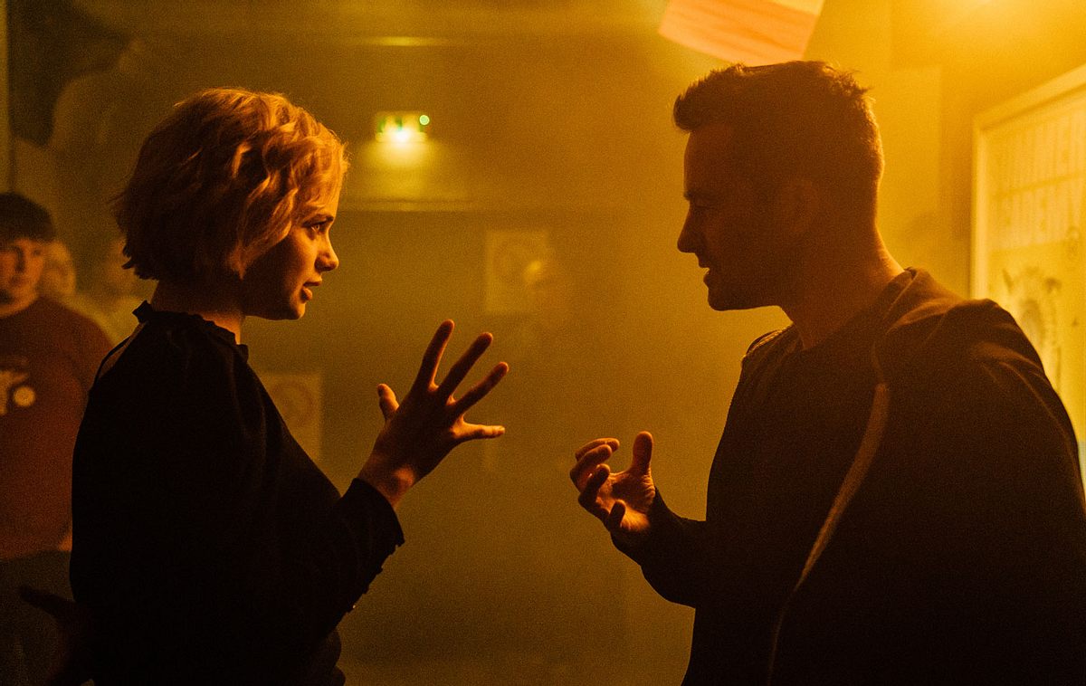 Luna Wedler und Christian Schwochow am Set von Je suis Karl