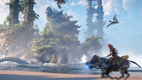 Aloy reitet auf einem Roboter-Pferd an den Überresten der Golden Gate Bridge entlang. Über ihr fliegen Roboter-Flugsaurier. - Foto: PlayStation/PR