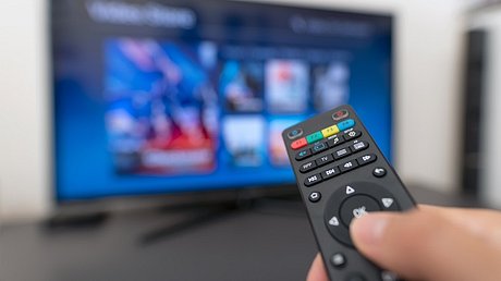 Ein TV Stick streamt verschiedene Inhalte auf den Fernseher. - Foto: iStock/simpson33