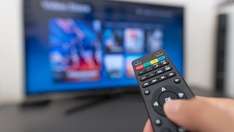 Ein TV Stick streamt verschiedene Inhalte auf den Fernseher. - Foto: iStock/simpson33