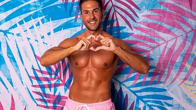 Love Island: Granate Maurice D. ist nicht bereit, seine Frau zu teilen - Foto: RTLzwei