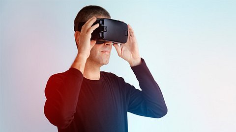 Mann mit VR-Brille auf dem Gesicht - Foto: iStock/tolgart