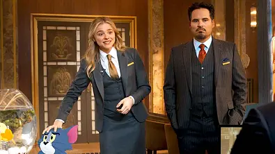 „Tom & Jerry“-Film: Action-Star Michael Peña als Hotelmanager - Foto: Courtesy Warner Bros. Pictures