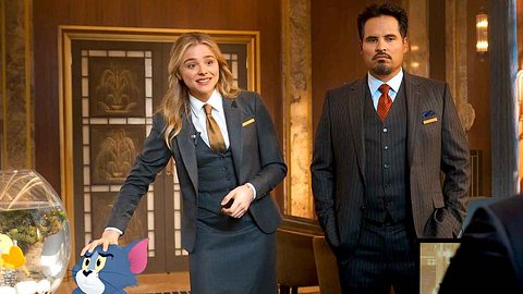 „Tom & Jerry“-Film: Action-Star Michael Peña als Hotelmanager - Foto: Courtesy Warner Bros. Pictures