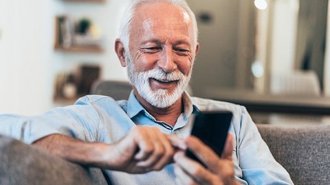 Älterer Mann mit Seniorenhandy - Foto: iStock/filadendron