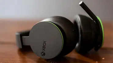 Xbox Wireless Headset liegt auf einem Holztisch. - Foto: Microsoft/Xenia Bluhm Photography Xbox Wireless Headset liegt auf einem Holztisch. - Foto: Microsoft/Xenia Bluhm Photography
