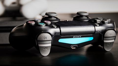 PS4 Controller laden - Foto: iStock/gargantiopa