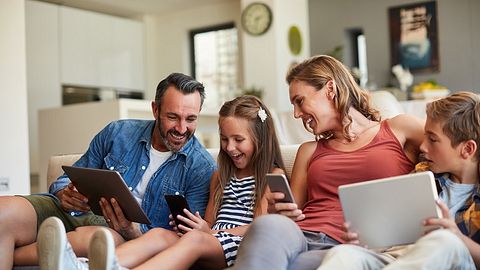 Eine Familie nutzt viele Geräte dank WLAN-Repeater. - Foto: iStock / laflor