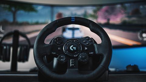 Logitech-Lenkrad für PS4 vor Bildschirm - Foto: Logitech/PR