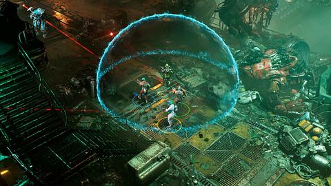 Szene aus The Ascent: Vier Spielfiguren stehen unter einer blauen Energiekuppel in einer industriellen Cyberpunk-Umgebung. - Foto: Xbox Press/PR