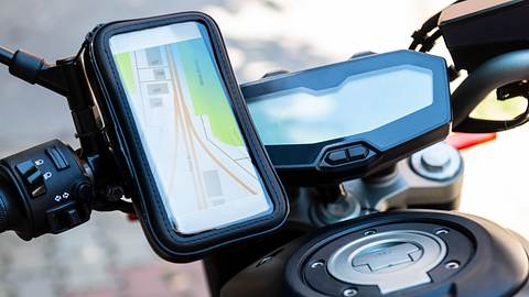 Handyhalterung Motorrad - Foto: iStock/ugurhan