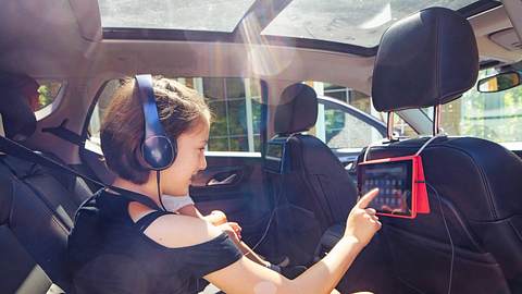 Tablet Halterung Auto - Foto: iStock/NicolasMcComber