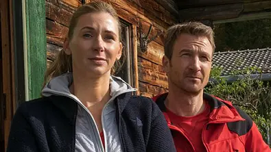 bergdoktor-andrea-gerhard-so-geht-es-fuer-hans-und-linn-weiter. - Foto: ZDF