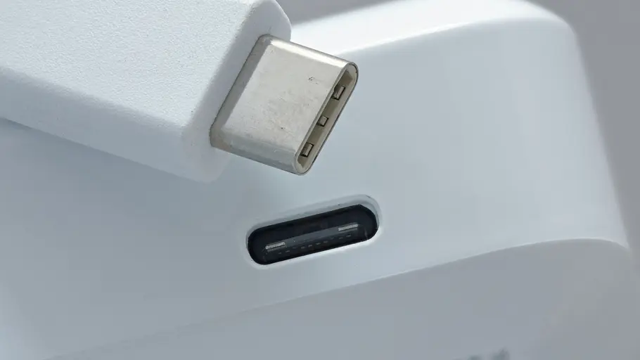 Ein weißes USB-C-Kabel und ein USB-C-Anschluss eines weißen Geräts.