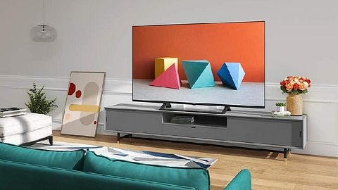 Ein Smart-TV 55 Zoll steht im Wohnzimmer. - Foto: PR / Hisense