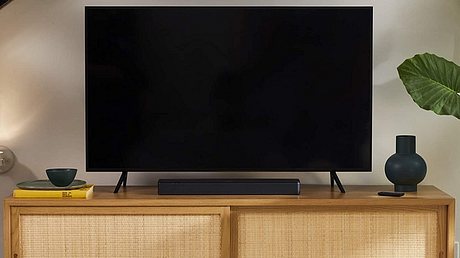 Ein Fernseher auf einem Sideboard. - Foto: PR / Bose