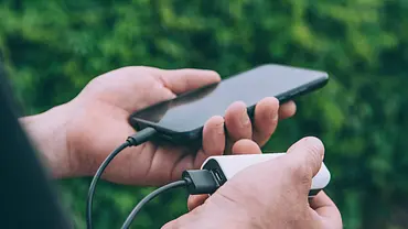 Powerbank: Ideal für unterwegs! - Foto: iStock/Sergey Cherevko