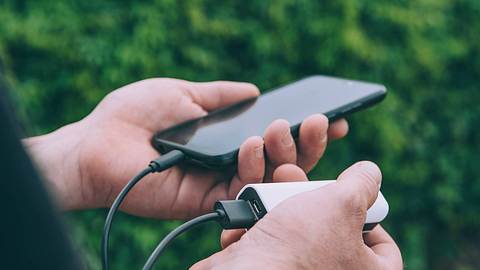 Powerbank: Ideal für unterwegs! - Foto: iStock/Sergey Cherevko