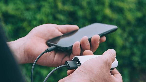 Powerbank: Ideal für unterwegs! - Foto: iStock/Sergey Cherevko