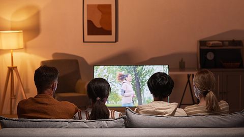 Optimaler Sitzabstand zum TV. Familie beim Fernsehen - Foto: iStock SeventyFour
