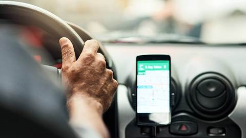 Handyhalterung Auto - Foto: iStock/PeopleImages