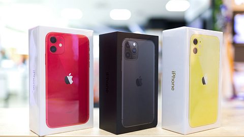 Drei Iphone 11 in verschiedenen Farben in der Originalverpackung - Foto: iStock/nemanjazotovic
