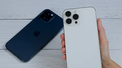 Zwei iPhone 13 Pro Handys mit Hüllen in verschiedenen Farben - Foto: iStock/nyc russ