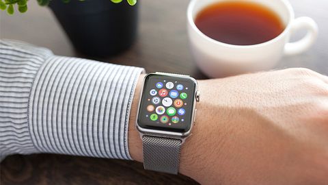 Mann trägt Apple Watch mit einem Metall-Armband - Foto: iStock/Prykhodov