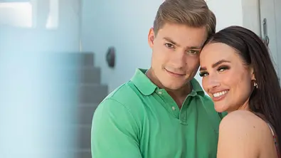 Henrik Stoltenberg und Paulina Ljubas bei Temptation Island VIP lachen - Foto: RTL / Frank J. Fastner