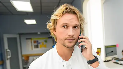 finn-awz-hiobsbotschaft. - Foto: RTL / Julia Feldhagen