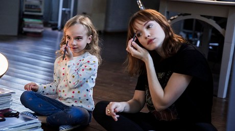 Wunderschön-Star Emilia Schüle: „Die eine Delle am Oberschenkel loszuwerden, ist nichts, woran du zurückdenkst“ - Foto: Warner Bros. Germany