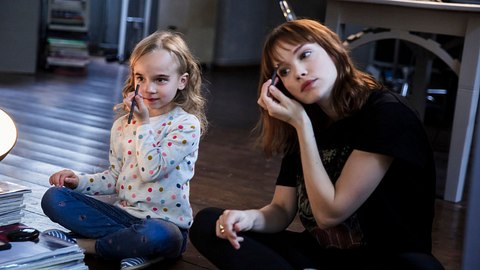 Wunderschön-Star Emilia Schüle: „Die eine Delle am Oberschenkel loszuwerden, ist nichts, woran du zurückdenkst“ - Foto: Warner Bros. Germany