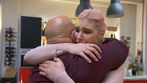 BTN: Paula fällt Joe weinend in die Arme - Foto: RTLzwei