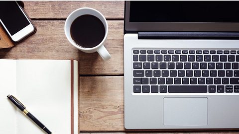 Macbook-Tastatur zu reinigen ist wichtig im Alltag. - Foto: iStock/BrianAJackson