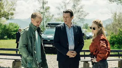 Die Toten vom Bodensee - Atemlos: Micha Oberländer (Matthias Koeberlin), Thomas Komlatschek (Hary Prinz) und Luisa Hoffmann (Alina Fritsch) stehen draußen auf einem Parkplatz zusammen und unterhalten sich. - Foto: ZDF/manuelpaul