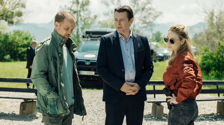 „Die Toten vom Bodensee – Atemlos“ heute im ZDF Die Toten vom Bodensee - Atemlos: Micha Oberländer (Matthias Koeberlin), Thomas Komlatschek (Hary Prinz) und Luisa Hoffmann (Alina Fritsch) stehen draußen auf einem Parkplatz zusammen und unterhalten sich.