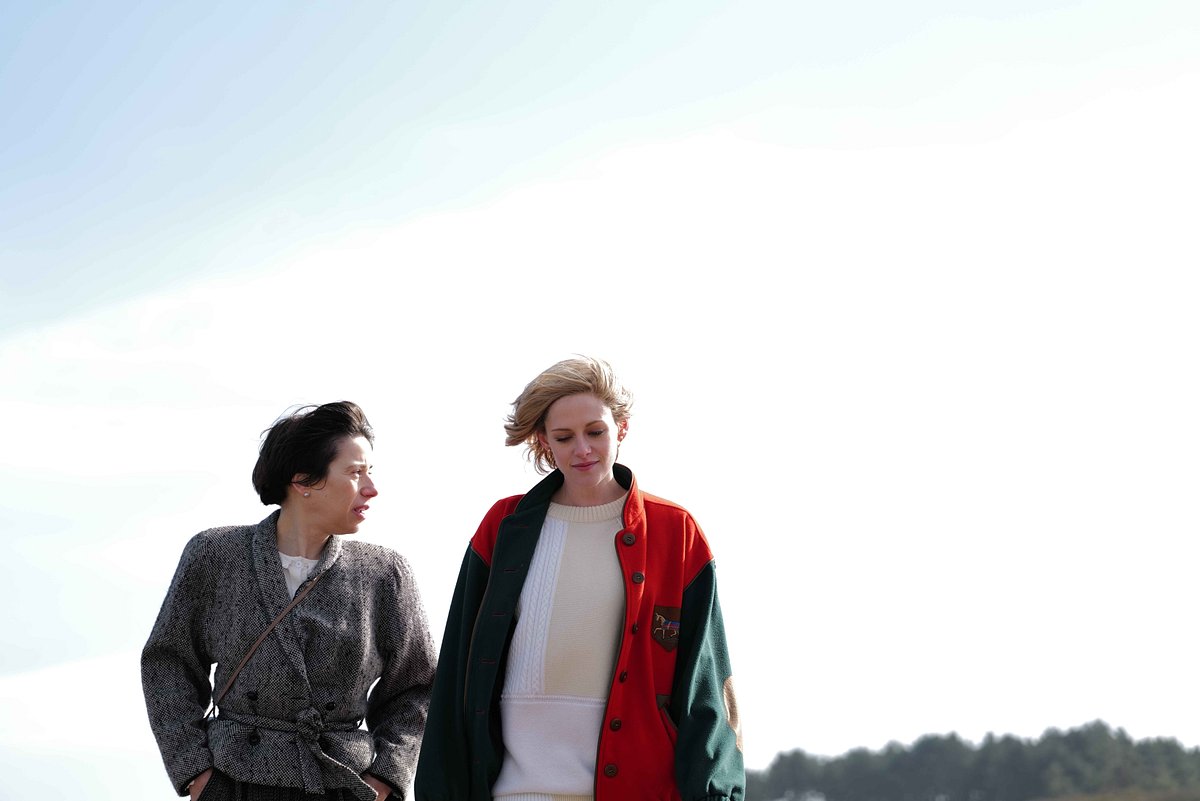 Spencer Maggie und Diana spazieren am Strand