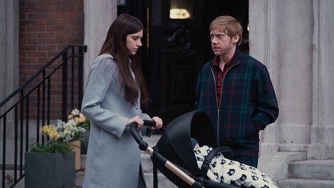 Servant Staffel 3: Nell Tiger Free (Leanne) mit Kinderwagen und Rupert Grint (Julian) - Foto: Apple TV