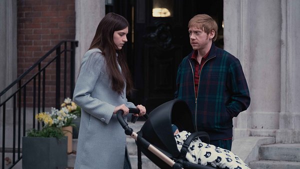 Servant Staffel 3: Nell Tiger Free (Leanne) mit Kinderwagen und Rupert Grint (Julian) - Foto: Apple TV