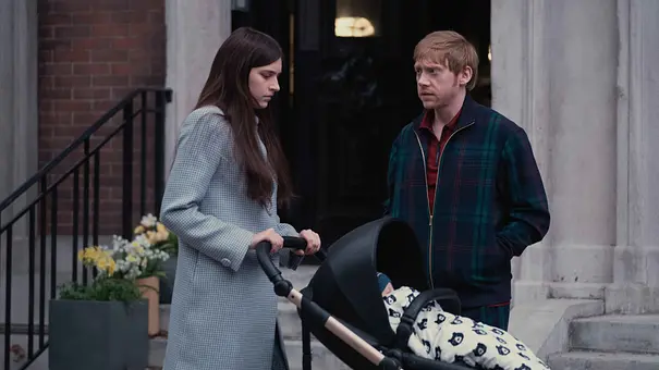 Servant Staffel 3: Nell Tiger Free (Leanne) mit Kinderwagen und Rupert Grint (Julian) - Foto: Apple TV