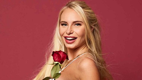 Bachelor 2022 Kandidatin Franziska Temme Shooting mit Rose - Foto: RTL