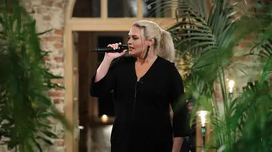 Klassentreffen der Dschungelstars Sarah Knappig 2022 - Foto: RTL / Frank W. Hempel