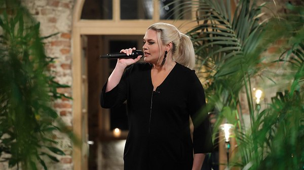 Klassentreffen der Dschungelstars Sarah Knappig 2022 - Foto: RTL / Frank W. Hempel