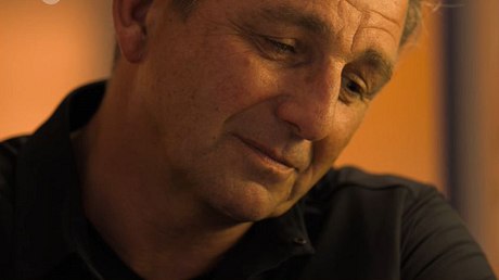 Bergdoktor: Martin blickt seinen Sohn an - Foto: Screenshot/ZDF