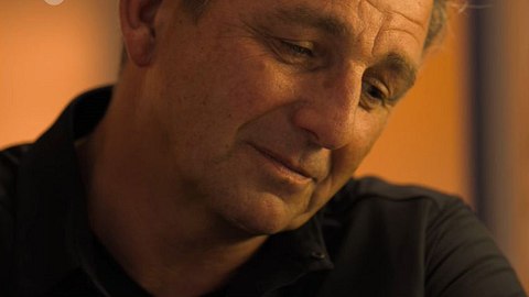 Bergdoktor: Martin blickt seinen Sohn an - Foto: Screenshot/ZDF