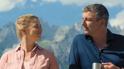 Bergdoktor: Anne umarmt Martin in Folge 3 - Foto: Screenshot/ZDF