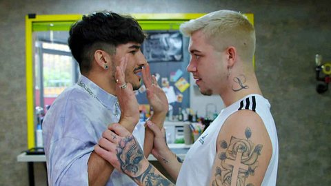 Köln 50667 Stevie packt Paco an den Armen - Foto: RTLZwei