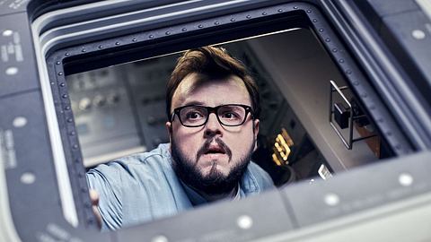 Moonfall mit John Bradley - Foto: Leonine Filmdistribution